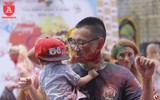 Sôi động bữa tiệc sắc màu giữa Hà Nội trong ngày 'Cá tháng Tư'